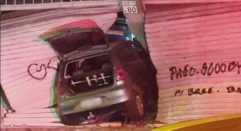 Carro fica preso em porta de loja ao bater contra o comércio em Goiânia